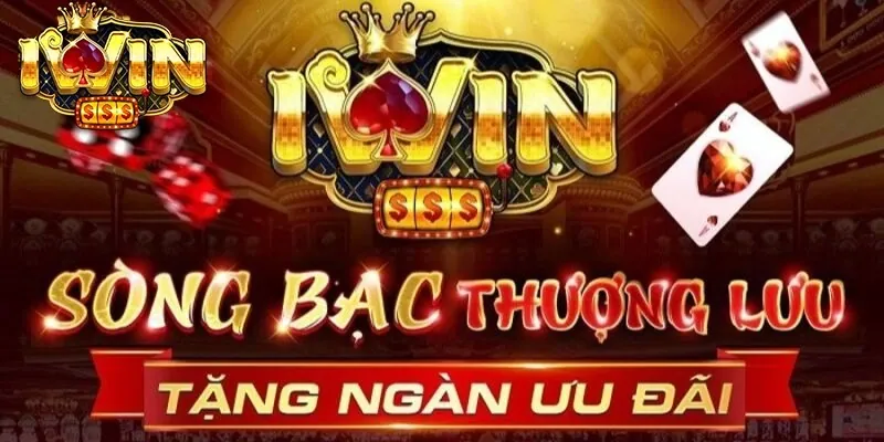 Sân tennis với vợt và bóng